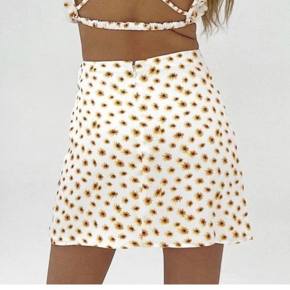 WeWoreWhat Mini Slip Skirt Ditsy Daisies Ivory - Picture 5 of 6
